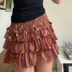 Säljer denna slutsålda populära kjol från zara💗 perfekt nu till sommaren 💗 den är i ett jätte bra skick och har inga defekter 💗