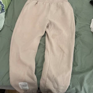 Byxor från madlady  - Helt okej skick några fläckar på men de går säkert att få bort använda ett fåtal gånger 
