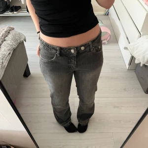  Tutti frutti Jeans  - Ett par raka, gråa jeans  med diamant detaljer säljer de eftersom dem inte kommer till användning 