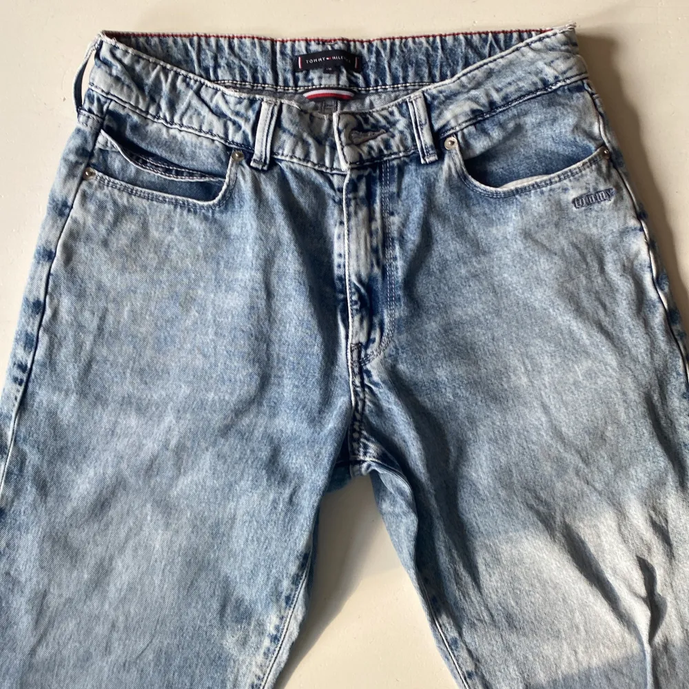 Säljer dessa fina Jeans från Tommy Hilfiger. Storleken är 176 junior men de motsvarar 28M 32L. Hör av dig om du har några funderingar. Mvh Viktor. Jeans & Byxor.