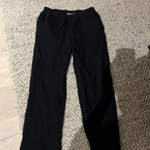 Svarta linnebyxor från gina tricot  - Säljer pågrund av att de tyvärr blivit försmå för mig, superbra i skick och har bara används ett fåtal gånger så de är nästan som nya, inga defekter eller liknande. (Nypris: 300kr)