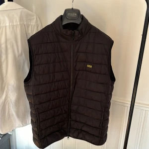 Barbour vest - Barbour vest i väldigt gott skick. Nypris 2000kr säljer min för endast 1000kr.