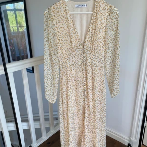 Adoore klänning - Klänning från Adoore i storlek XS🤍