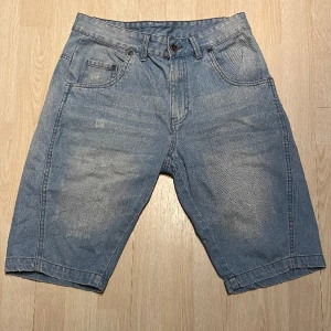 Jeans shorts - Säljer dessa snygga och sköna shorts i stl S. Passar runt 175cm i längd. Skick 10/10. Fraktas inom 48h📦📩 Kolla gärna in mina andra annonser🤩
