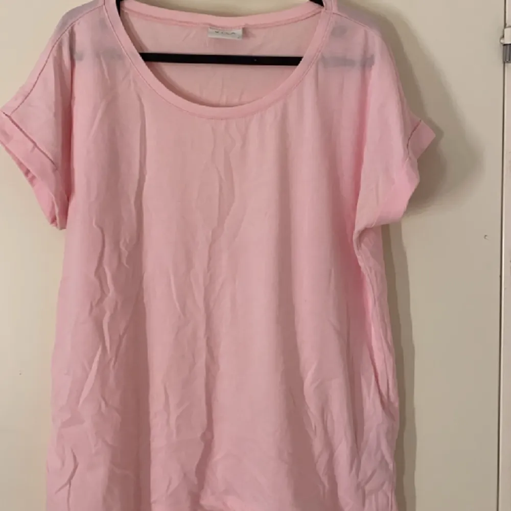Rosa tshirt som använts 2-3 gånger. T-shirts.