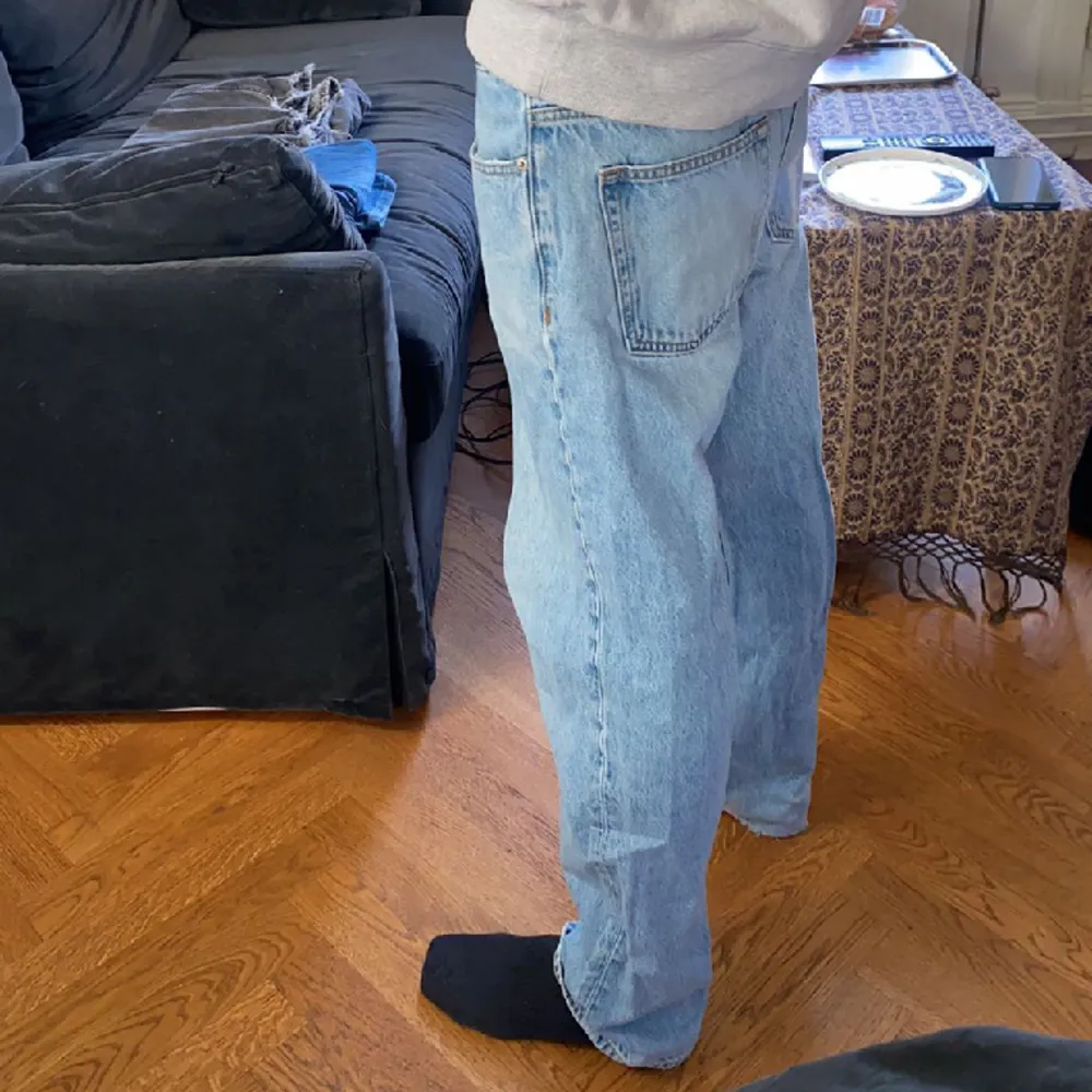 (killbyxor) snygga vailent jeans använda lite slitna men bara på en fickan, storlek s. . Jeans & Byxor.
