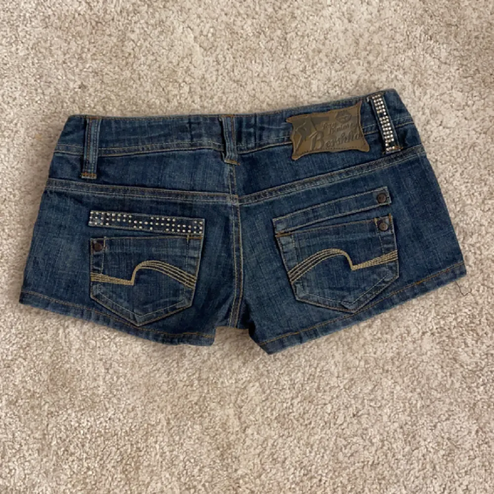 Ett par as snygga låg midjade jeans shorts i storlek 32 men är små i storleken! Några små diamanter är av men ingenting som jag lägger märke till. . Shorts.