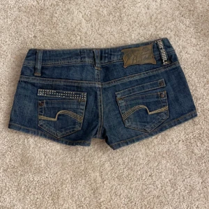 Low waist jeans shorts  - Ett par as snygga låg midjade jeans shorts i storlek 32 men är små i storleken! Några små diamanter är av men ingenting som jag lägger märke till. 