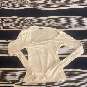 Säker denna fina tröja ifrån Gina Tricot för att jag börjar växa ur den💓 Den är använd fåtal gånger och är i bra skick💗