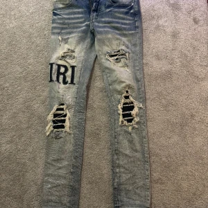 Amiri Jeans - Använda men väll bevarade. Vet inte riktigt om dom är skinny eller slim fit men nog åt båda hållen. Sitter tajt i alla fall. 