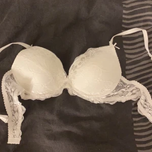 Bh - Vit bh med lite spetts och rosett. Difekter finns men ignet som syns eller man tänker på (se bild 3)
