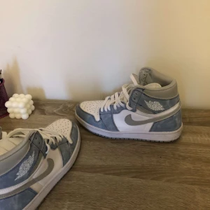 Jordan 1 baby blue  - Hej, jag säljer mina helt nya skor. Jag har använt dem ett par gånger, men det är fortfarande helt nya. Säljer dem på grund av dem är lite små på mig 