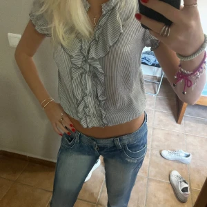 Lågmidjade bootcut jeans - Sååå snygga bootcut jeans. Midjan är 40 cm rakt över, ytterbensmått är 108 cm och innerbensmåttet är 89 cm