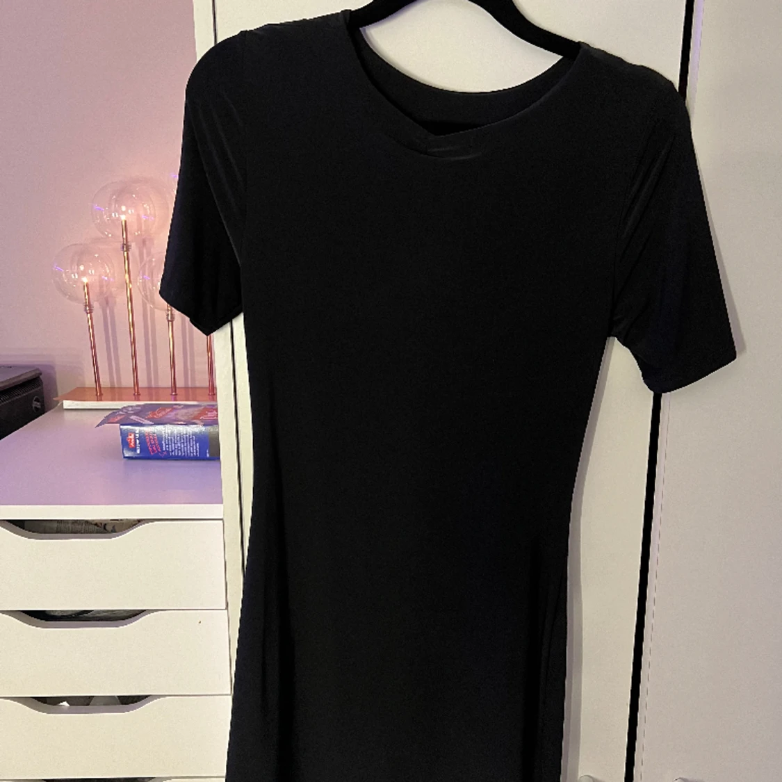 Kort svart klänning