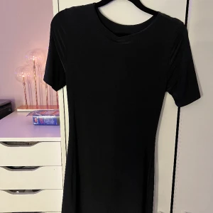 Kort svart klänning - Den har lite konstig utskurning vid brösten, tjat klänning, använd 1 gång🩷
