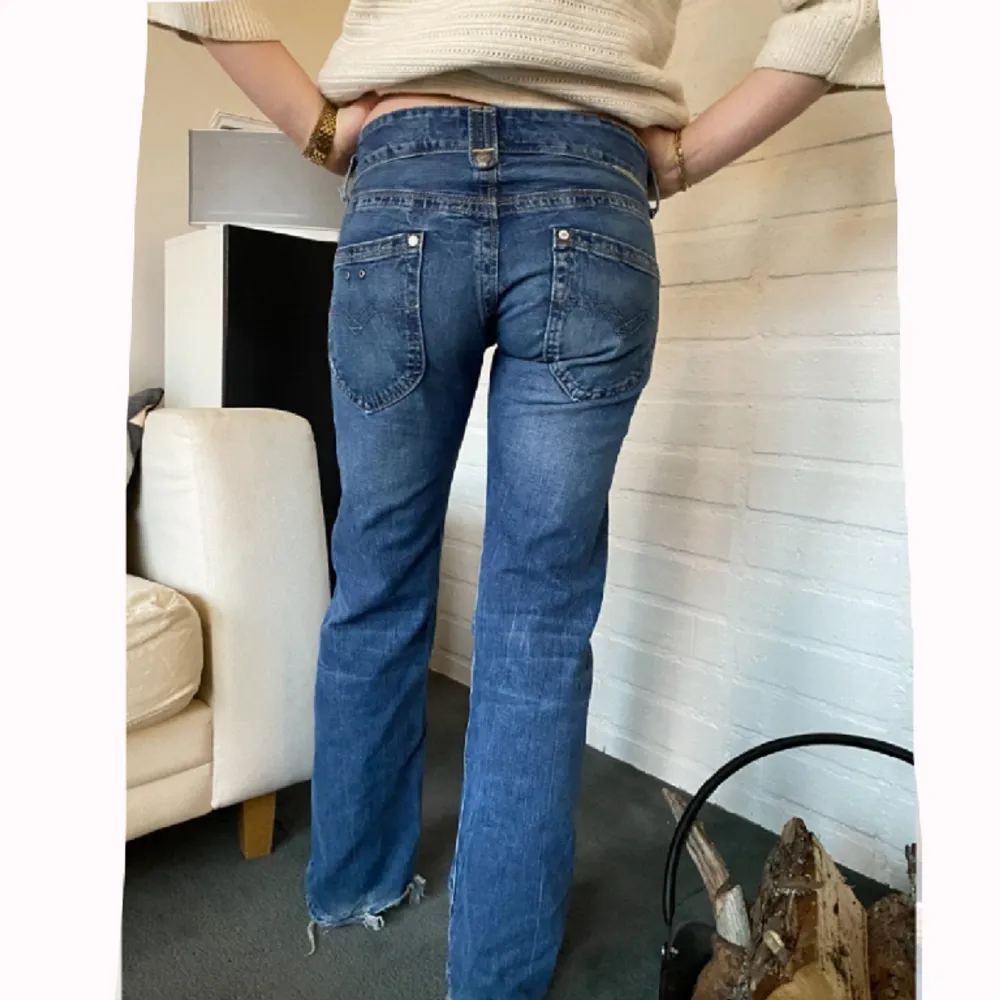 Lågmidjade vintage jeans från Replay!!! Ascoola detaljer o i bra skick (något slitna längst ned se bild 2)!! Midjemått 37 o innerbenslängd 77💕💕💕min kompis som är 1.64 på bilderna. Jeans & Byxor.