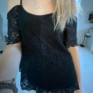 Spets topp - Säljer skit snygg topp från Gina! Skriv för frågor eller fler bilder!