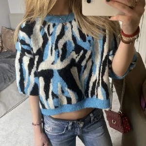 Zara topp❤️❤️ - Skit snygg och unik zara topp! Säljer då jag har för mycket kläder, bilderna är från när jag köpte den:) pris går att diskuteras