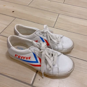klassiska vita feiyue sneakers - superlätta och superbekväma klassiska vita sneakers från feiyue! 