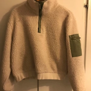 Tröja - En roxy tröja köpt från stadium. Använt få tal gånger. Storlek M. Skön och passande för all väder