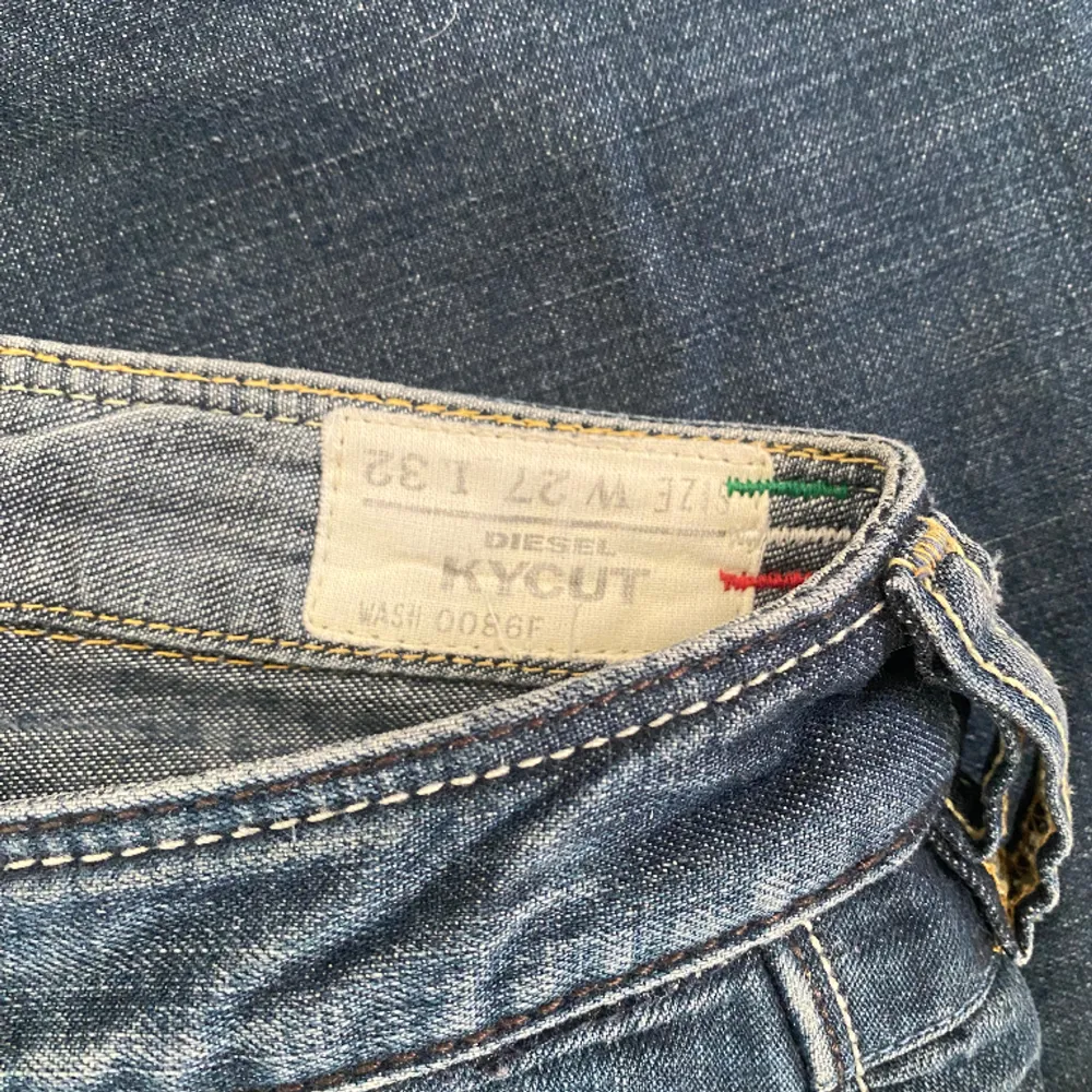 Så snygga diesel jeans | lowwaist Bootcut med superfina detaljer 💙Mörkblåa, toppenskick, köpta på second hand Mätt: midjemått rakt över 38 innerbensmått 81 Skriv vid frågor eller intresse 💗. Jeans & Byxor.