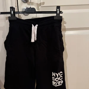 Shorts - Svarta shorts med vit detalj från soc i stl 134/140