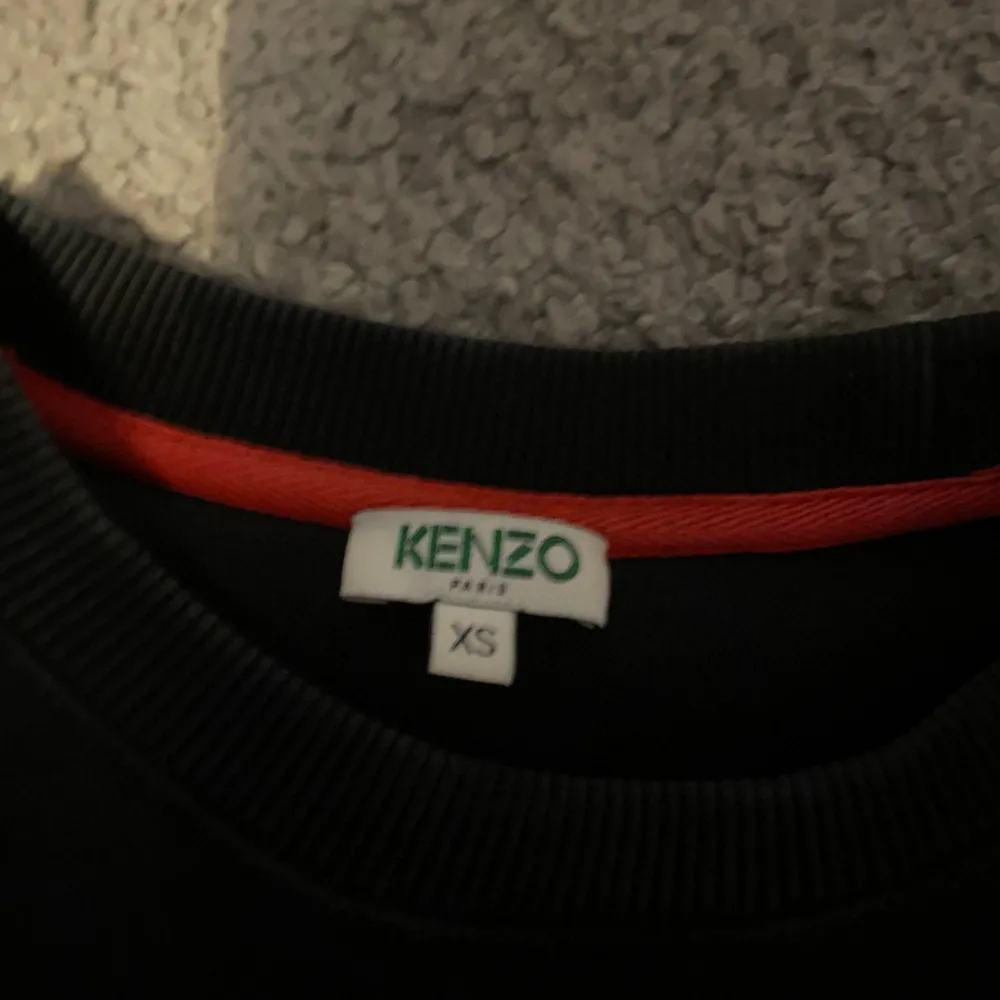 säljer en riktigt fet kenzo tröja i storlek S. tröjan är knappt använd och är i kanon skick.. Tröjor & Koftor.