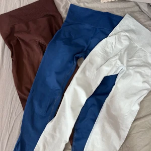 Träningstights  - Jättefina träningstights, färgen brun, blå och ljus blå. Använt få gånger💕alla tre tillsammans kostar 150 kr💕💕