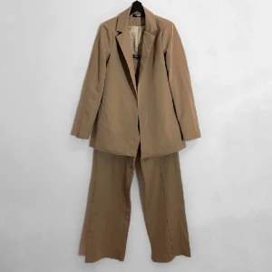 Kostym - Märke: Missguided TALL Typ: Kostym - Kavaj och byxor Färg: Kamel/Beige Strl: 36/(38) - TALL collection Skick/Övrigt: Begagnat skick. Använda några gånger.   Vi finns alltid till hands i PM för frågor och funderingar! 