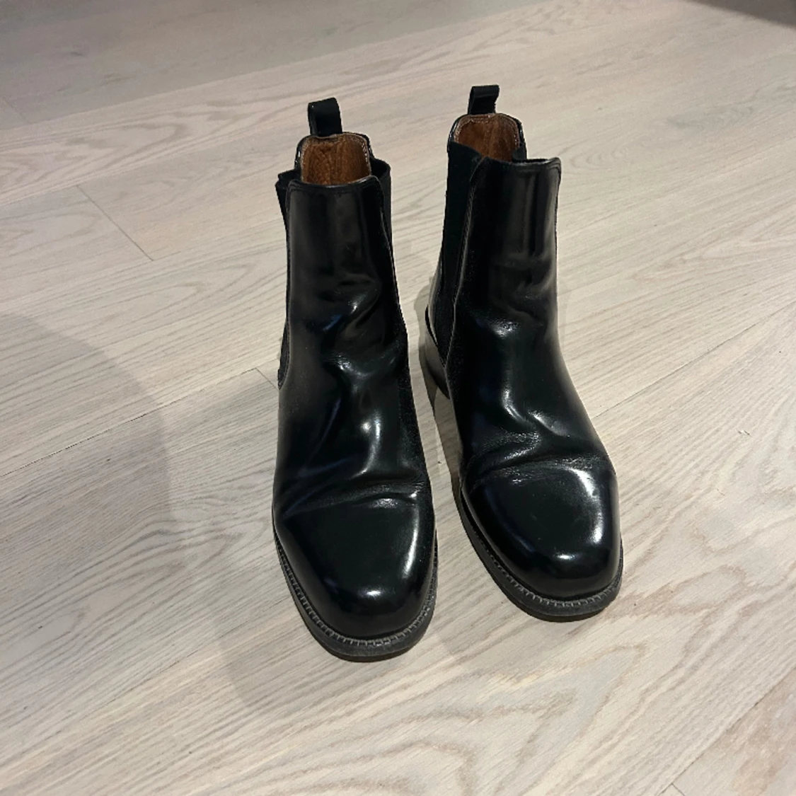 Svarta skinnstövletter