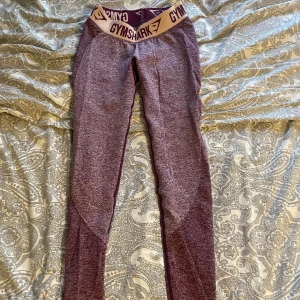 Gymahark set - Nu säljer jag mitt jättefina set från gymshark. Det är i fint skick och knappt använt då det är för litet för mig. Den enda defekten är ett hål långt ner på byxorna vid sömmen därav priset. Det är i strl xs och kostar 150kr för hela settet.