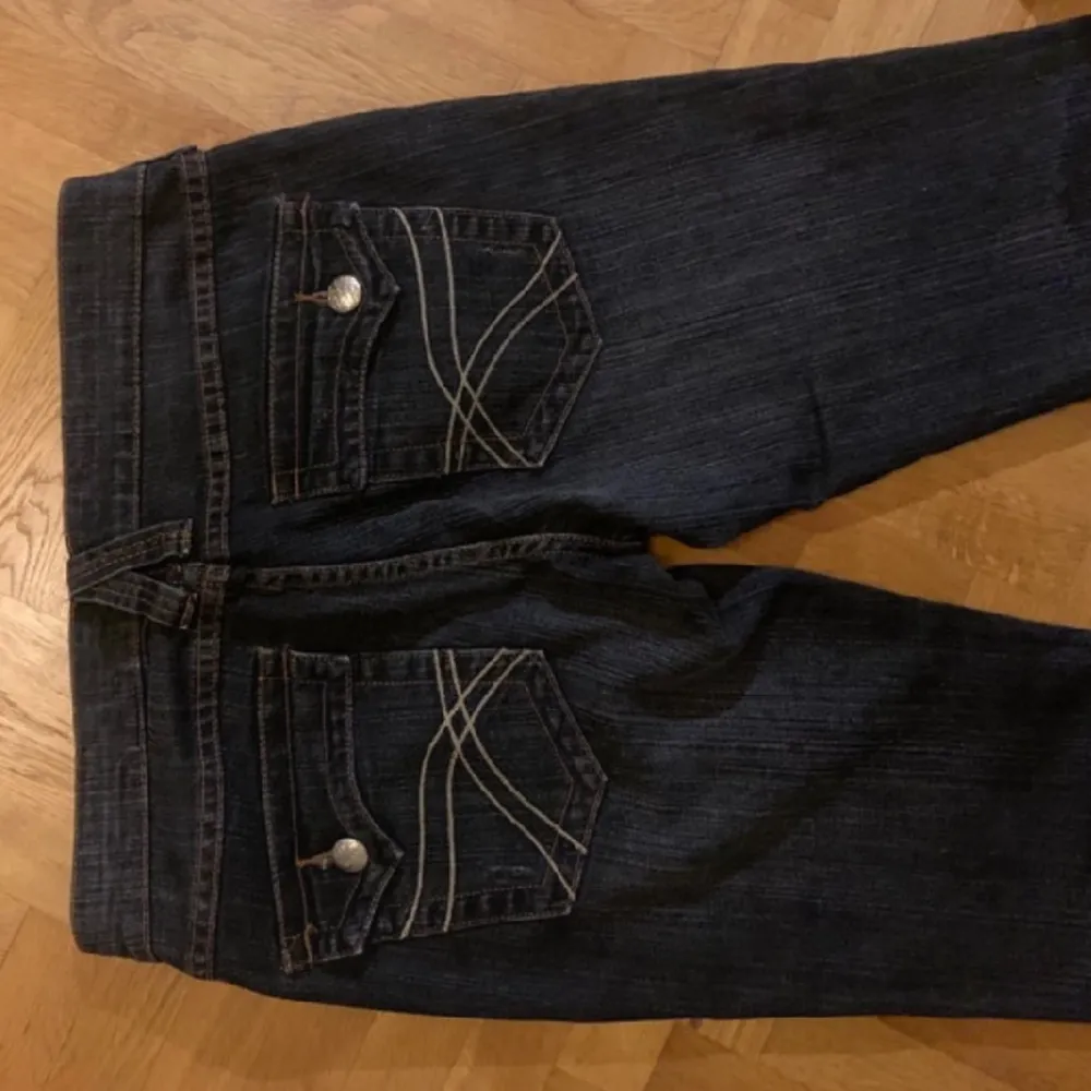 Jättefina jeans med mycket detaljer Oanvända, dock köpt secondhand  Säljer då de är för långa för mig!  Skulle säga att de är S/M i midjan Längd: 107 cm Benlängd: 81 cm Midja (rakt över): 40 cm. Jeans & Byxor.