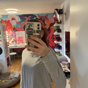 Grå långärmad tröja - Jätteskön grå långärmad tröja som är använd ett par gånger! Den är bra skick! 