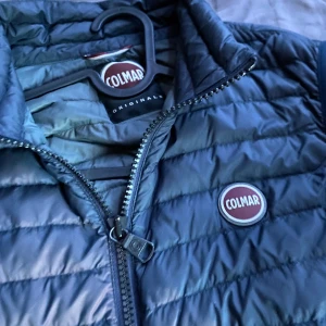 Colmar väst - Mörkblå Colmar väst i storlek S passar någon som är 175-180cm lång🌟 skick 10/10 knappt använd!