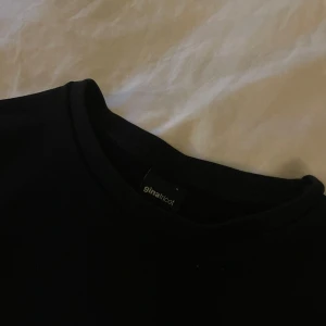 Croppad t-shirt  - Croppad t-shirt från Ginatricot, storlek L. Men skulle säga att den är väldigt liten i storleken. Så kanske mer en S. Bra skick! 35kr, frakt tillkommer!💖