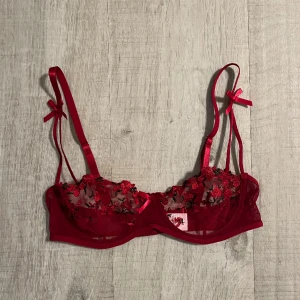 Bh - Vinröd bh. Stl S. Aldrig använd 