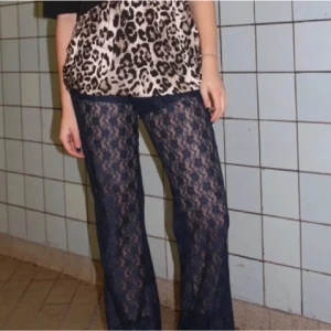 NOMI spetsbyxor (marinblå!) - Hej!  Säljer dessa oanvända NOMI byxor då det inte var färgen som jag ville ha! Säljer för 680kr då de inte ens är provade💕💕 Hör av dig till mig om du är intresserad💕 Kram💕