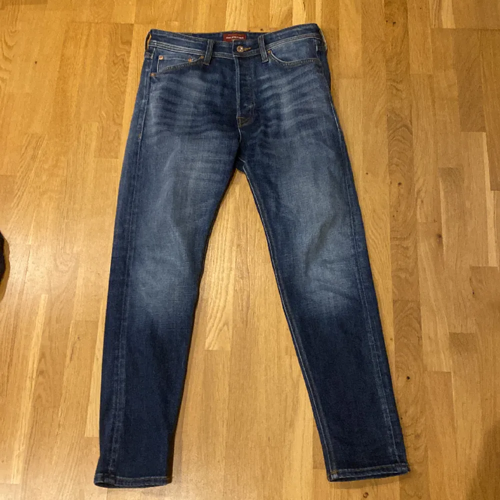 Säljer mina Jack and Jones jeans som är modellen tapered Erik. Säljer de för dem är lite för små för mig. Dem är i nyskick och använda två gånger. Nypris 850kr. Jeans & Byxor.