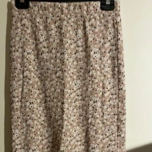 Midi kjol  - Blommig midi kjol, köpt förra sommaren