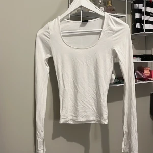 tajt tröja - tajt vit tröja från gina tricot. köpte den i augusti men använt ish 4-5 ggr. ångrar köpet🤍