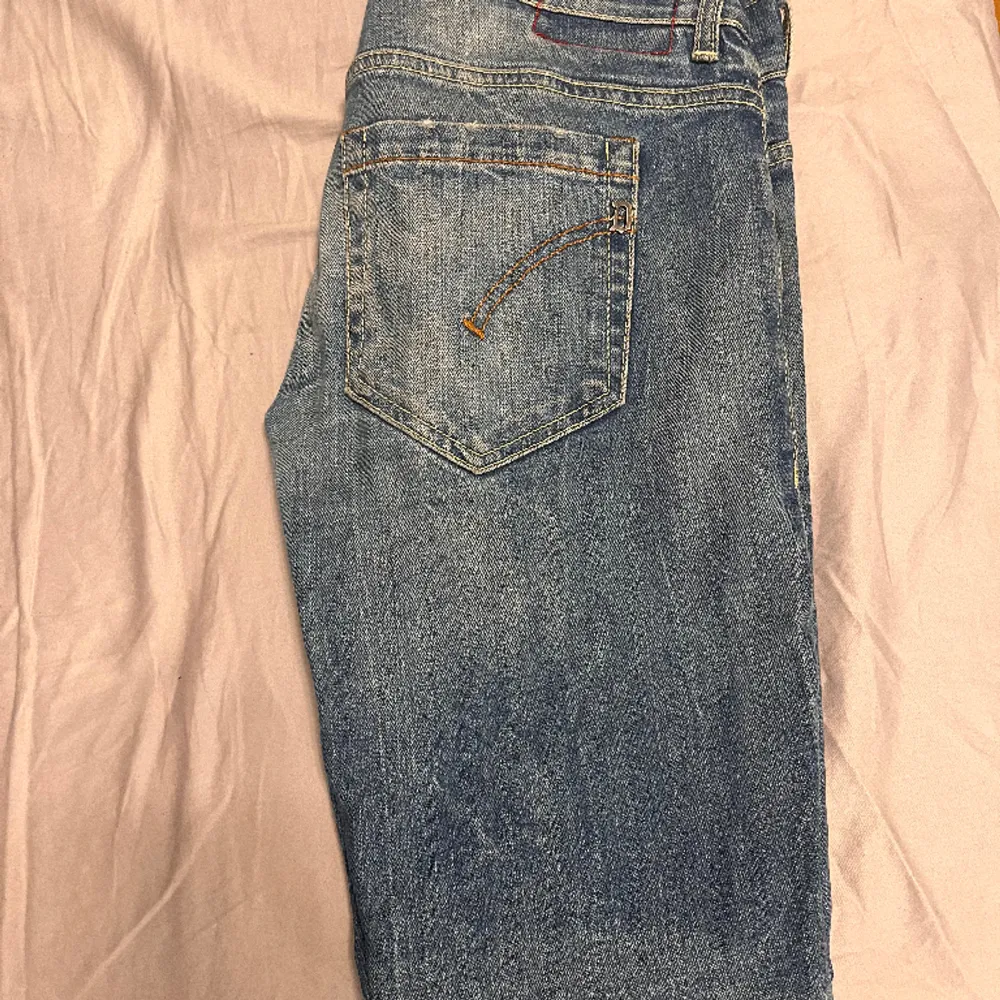 Säljer mina Dondup jeans då dem är för små. Modellen är den eftertraktade modellen George. Size 33. Jeans & Byxor.