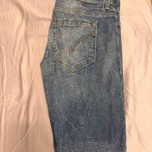 Säljer mina Dondup jeans då dem är för små. Modellen är den eftertraktade modellen George. Size 33