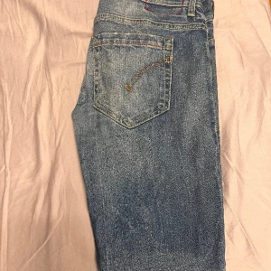 Dondup jeans  - Säljer mina Dondup jeans då dem är för små. Modellen är den eftertraktade modellen George. Size 33