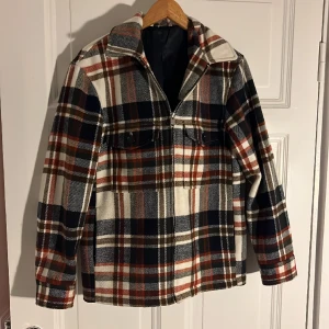 Rutig-flanell overshirt/jacka - Jackan är aldrig använd och är i utmärkt skick, 10/10. Köptes på H&M, säljes för 270kr