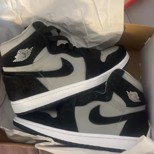 Air Jordan 1 retro high - Säljer mina Jordans eftersom de var lite för små för mig tyvärr så de är helt oanvända! Köpt dem för 2200kr och säljer dem för 1500 kr🥰
