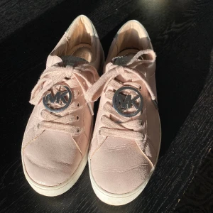 Michael kors skor - Sneakers från Michael kors storlek 37/38. Knappt använda, bra skick dock en lite defekt bak på skon (se bild). 