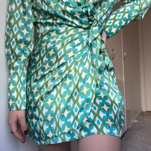 Klänning MANGO - Helt oanvänd. Silkes liknande tyg   