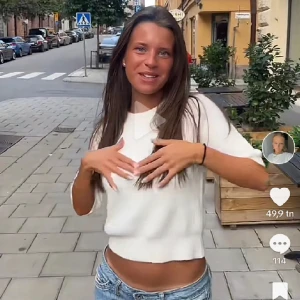 Trekvartsärmad tröja - Stickad tröja med trekvartsärm. I jättefint skick knappt använd och är fortfarande lika ”fluffig” som när jag köpte den, storlek large men liten i storleken så sitter som den Hedvig har på sig