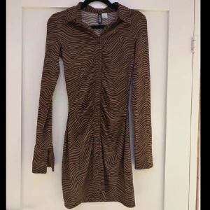 Klänning - Jätte fin och skön klänning från H&M🤎 streschig i materialet!