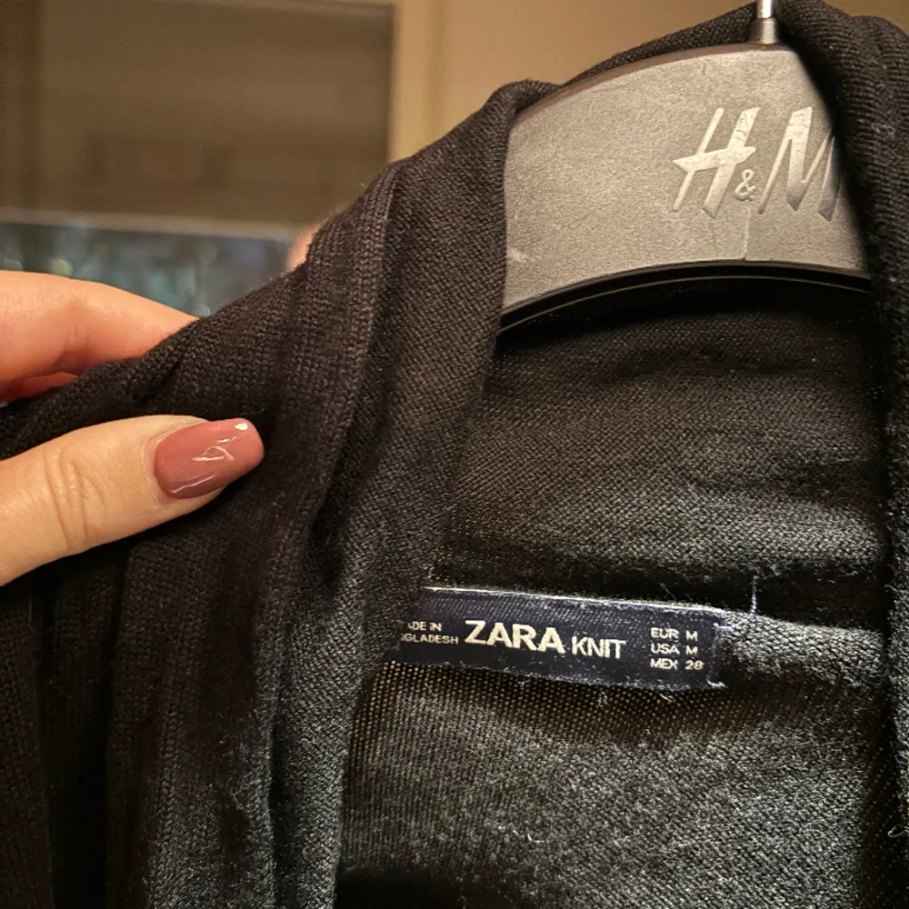 Kofta/enkel jacka från Zara med skinndetaljer på armarna. Storlek M. Använd men i fint skick.. Tröjor & Koftor.